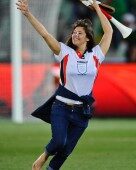 english-girl-running_world-cup-2010_02-136x170-3038774