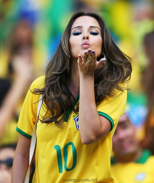 hot-brazilian-girl_world-cup-2014_06-3835556