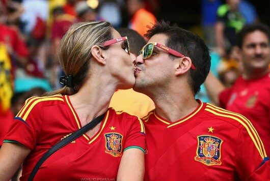world-cup-fans-kissing-04_spanish-530x356-4820734