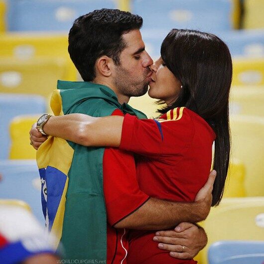world-cup-fans-kissing-05_spanish-530x530-8760479