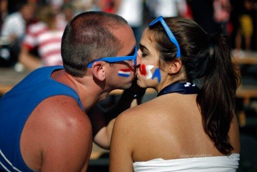 world-cup-fans-kissing-06_american-530x355-6443676