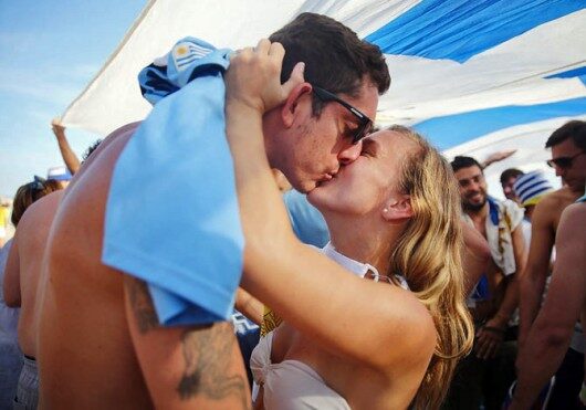 world-cup-fans-kissing-09_argentinian-530x371-1046405