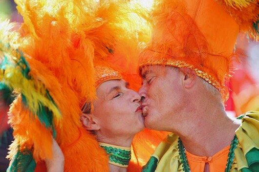 world-cup-fans-kissing-10_dutch-530x352-8870789