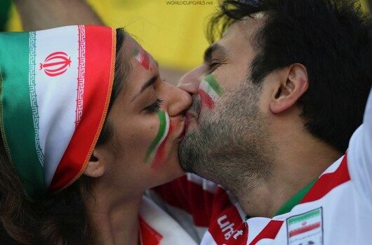 world-cup-fans-kissing-13_iranian-530x349-8784554