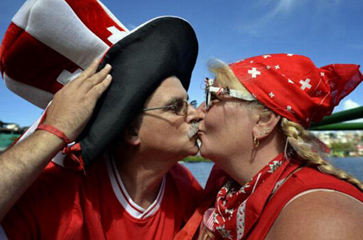 world-cup-fans-kissing-15_swiss-3191101