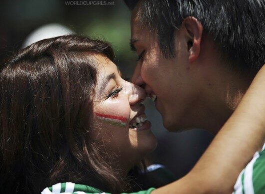 world-cup-fans-kissing-17_mexican-530x387-9769131