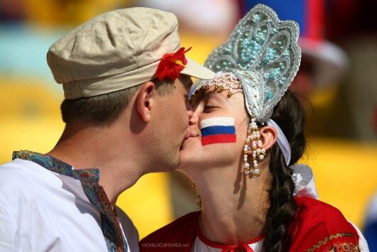 world-cup-fans-kissing-19_russian-530x355-3773442