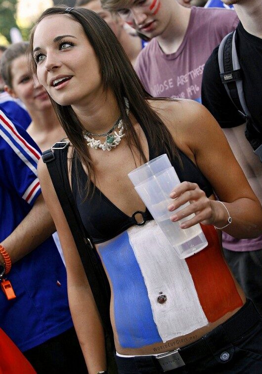 world-cup-hotties-21_french-530x757-4440817